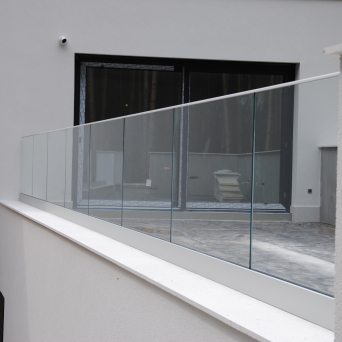 Balustrada całoszklana w listwie aluminiowej szkło 6,6,4 VSG ESG mocowanie na wierzch 