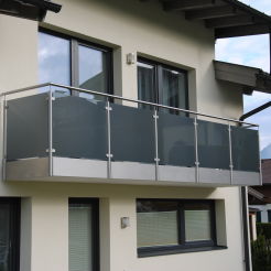 Balustrada nierdzewna, z szybą antracit  i dolną blendą, rura fi 42x2 mm, stal 304 satyna,mocowanie do boku 