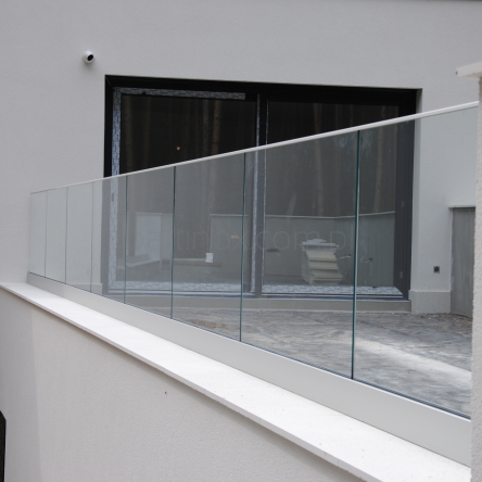 Balustrada całoszklana w listwie aluminiowej szkło 12,12,4  VSG ESG mocowanie na wierzch 