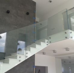 Balustrada całoszklana szkło 8,8,4 VSG ESG mocowanie punktowe w rotulach 