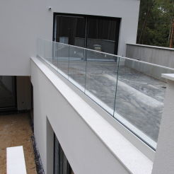 Balustrada całoszklana w listwie aluminiowej szkło 6,6,4 VSG ESG mocowanie na wierzch 