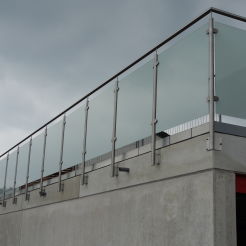 Balustrada kwasoodporna aisi 316  z szybą mleczną , satyna,mocowanie boczne 