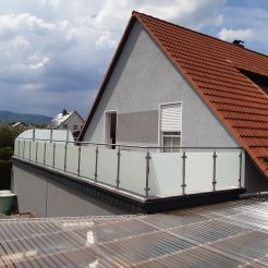 Balustrada kwasoodporna aisi 316   z szybą mleczną , mocowanie na wierzch.satyna,