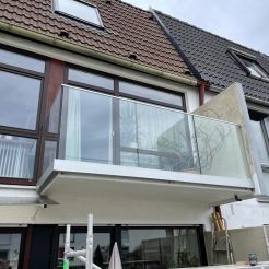 Balustrada całoszklana w listwie aluminiowej szkło 8,8,4 VSG ESG  mocowanie boczne 